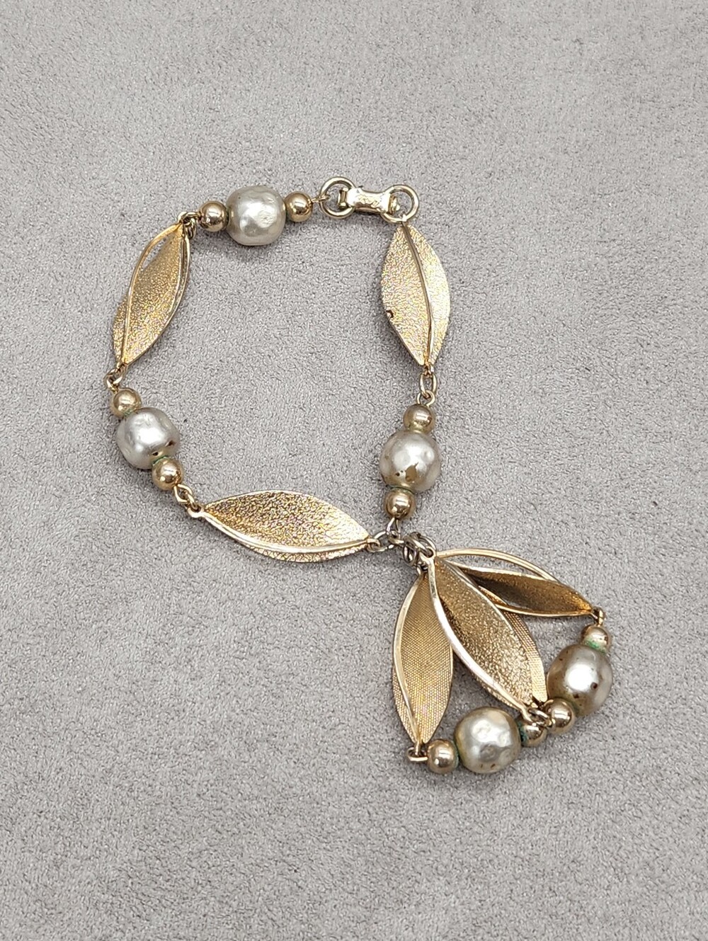 Vtg 50s Coro Bracelet Gold Tone MCM Texturized Leaf Faux Pearls Botanical Dangle
